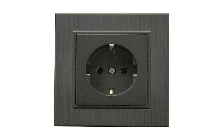 Розетка 1-м Karea LINE STAR с заземл. дым. металлик Makel 86050028 (1 шт.)
